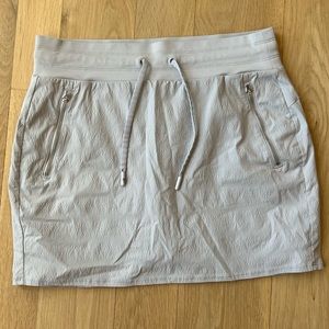Athleta active wear skirt with shorts size 8 Trekkie skort